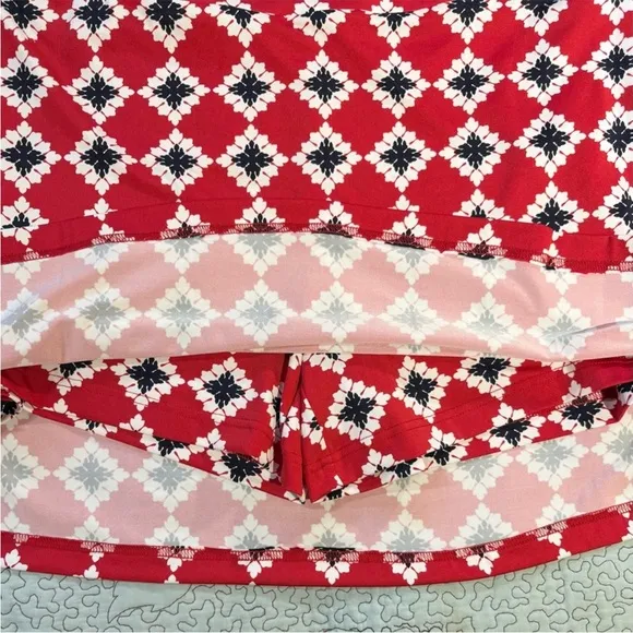 Excellent Condition Golftini Serendipity Red Patterned Golf Skort Size Medium