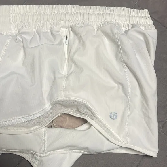 Lululemon White Running Hotty Hot Low-Rise Lined Short 2.5&quot; Size 14 Regular