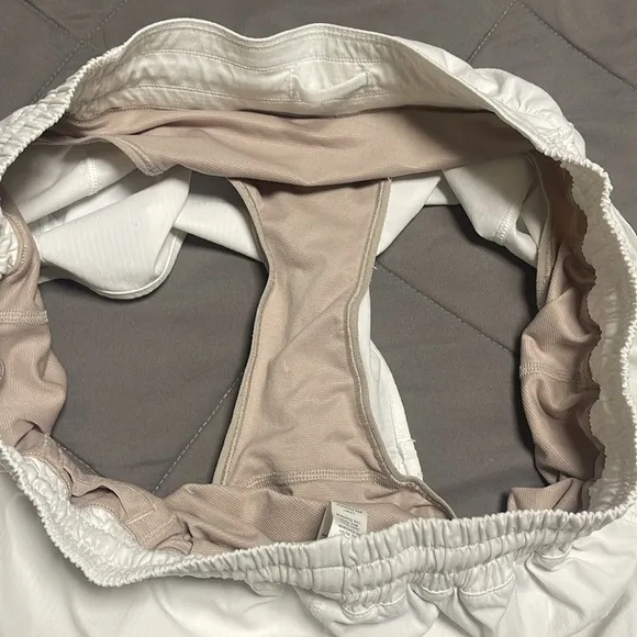 Lululemon White Running Hotty Hot Low-Rise Lined Short 2.5&quot; Size 14 Regular