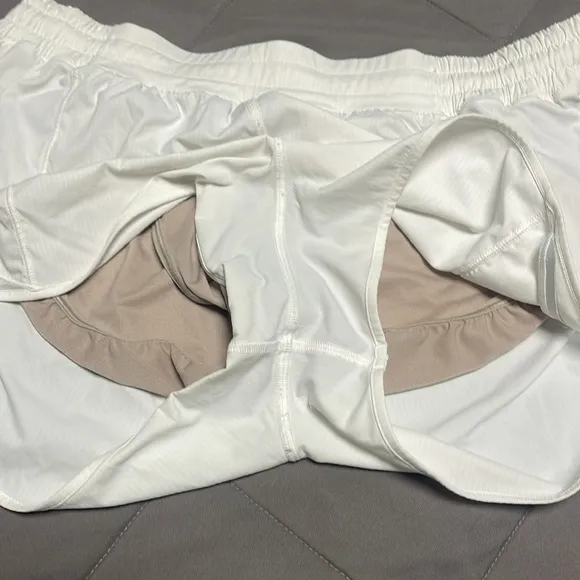 Lululemon White Running Hotty Hot Low-Rise Lined Short 2.5&quot; Size 14 Regular