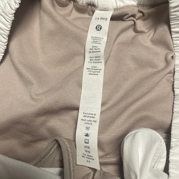 Lululemon White Running Hotty Hot Low-Rise Lined Short 2.5&quot; Size 14 Regular