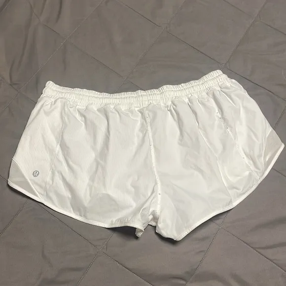 Lululemon White Running Hotty Hot Low-Rise Lined Short 2.5&quot; Size 14 Regular