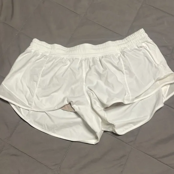 Lululemon White Running Hotty Hot Low-Rise Lined Short 2.5&quot; Size 14 Regular